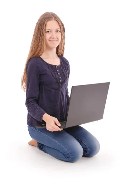 Student tienermeisje zijwaarts zittend op de vloer met laptop — Stockfoto