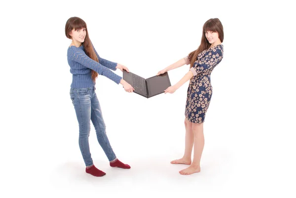 Retrato de duas irmãs gêmeas com laptop — Fotografia de Stock