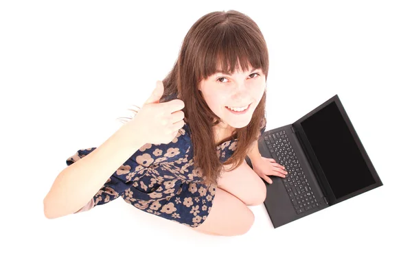 Chica del ordenador portátil feliz dando pulgares hacia arriba signo de éxito sentado en el ordenador PC — Foto de Stock