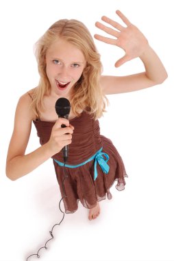 Mutlu genç güzel kız mikrofon ile şarkı