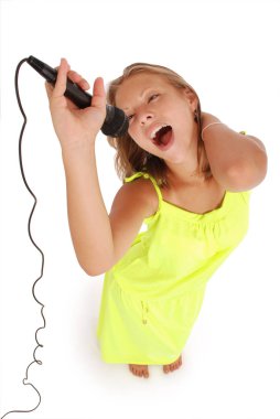 Mutlu genç güzel kız mikrofon ile şarkı