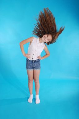 Genç kız saçını atar