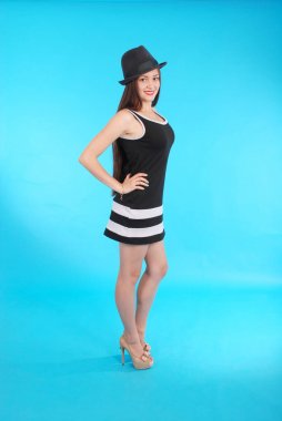 Kafasında siyah şapkalı güzel genç kız