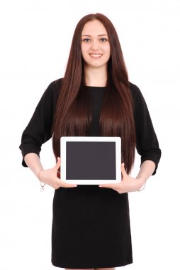 Genç kız tablet bilgisayar tutar