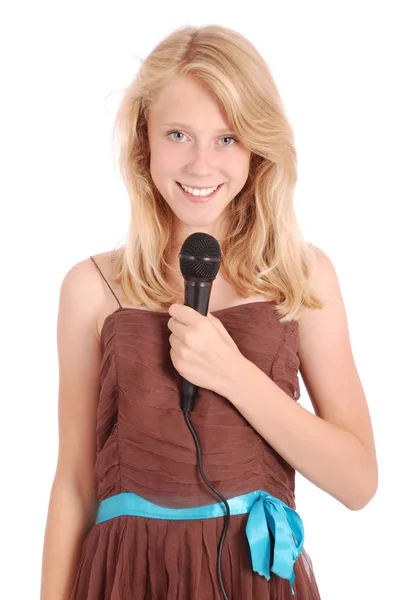Mutlu genç güzel kız mikrofon ile şarkı — Stok fotoğraf