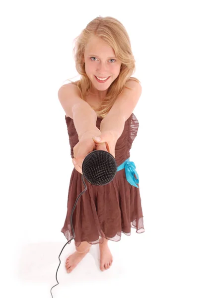 Adolescente tenant un microphone devant — Photo