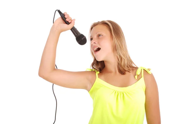 Glückliche junge schöne Mädchen singen mit Mikrofon — Stockfoto