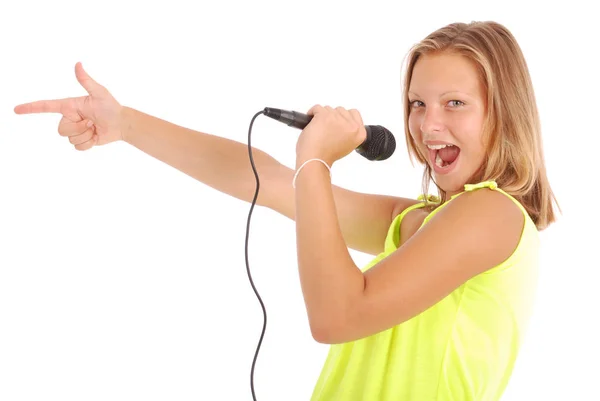 Jovem feliz menina bonita cantando com microfone — Fotografia de Stock