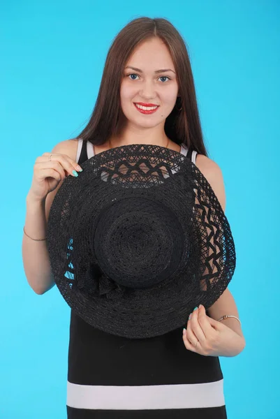 Vacker ung flicka i svart hatt på huvudet — Stockfoto