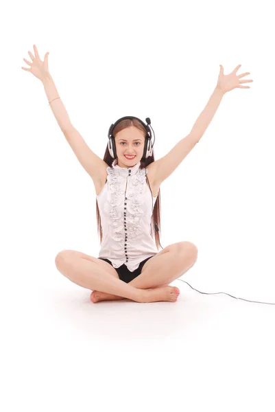 Słuchania muzyki bardzo nastoletnie dziewczyny na jej słuchawki — Zdjęcie stockowe