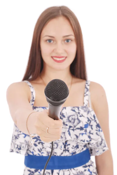 Feliz joven hermosa chica cantando con micrófono — Foto de Stock