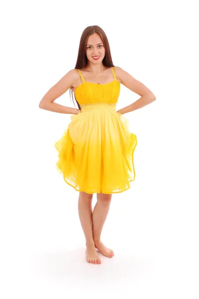 Retrato de cuerpo completo de mujer joven en vestido amarillo . —  Fotos de Stock