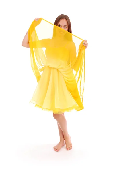 Tam vücut portre sarı elbiseli genç kadın. — Stok fotoğraf