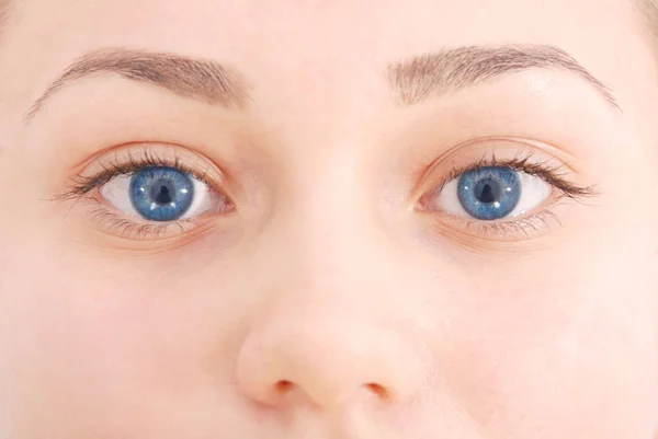 Visão de close-up do olho azul feminino — Fotografia de Stock