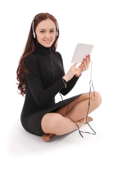 Heureuse adolescente étudiante assise sur le sol avec tablette PC — Photo