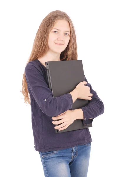 Улыбающаяся девочка-подросток с ноутбуком — стоковое фото