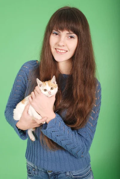 Hermosa sonrisa morena chica y su gato — Foto de Stock
