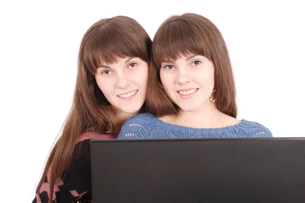 Retrato de dos hermanas gemelas con portátil —  Fotos de Stock