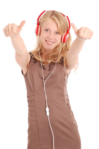 Красивая девочка-подросток слушает музыку на наушниках — стоковое фото