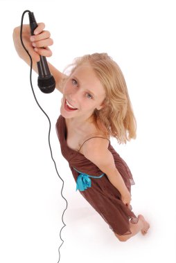 Mutlu genç güzel kız mikrofon ile şarkı