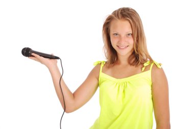 Güzel genç kız mikrofon ile