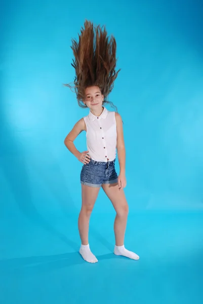 Młoda dziewczyna rzuca się jej włosy — Zdjęcie stockowe