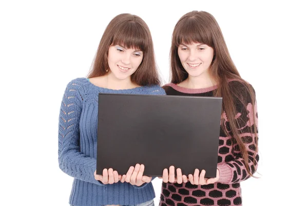 Retrato de dos hermanas gemelas con portátil —  Fotos de Stock