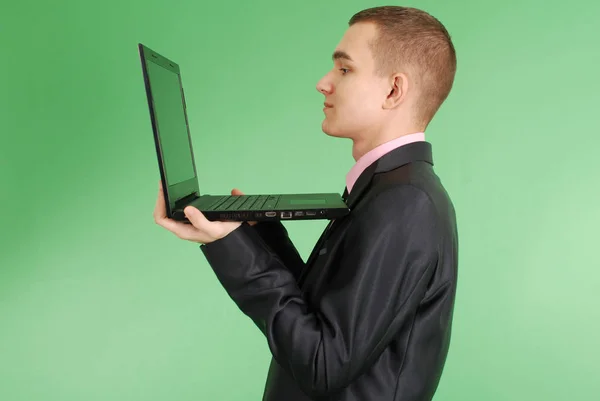 ノート パソコンで黒スーツの男 — ストック写真