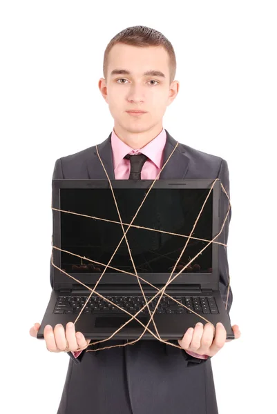 Człowiek w czarnym garniturze z laptopem — Zdjęcie stockowe