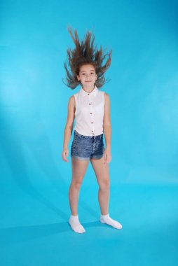 Genç kız saçını atar