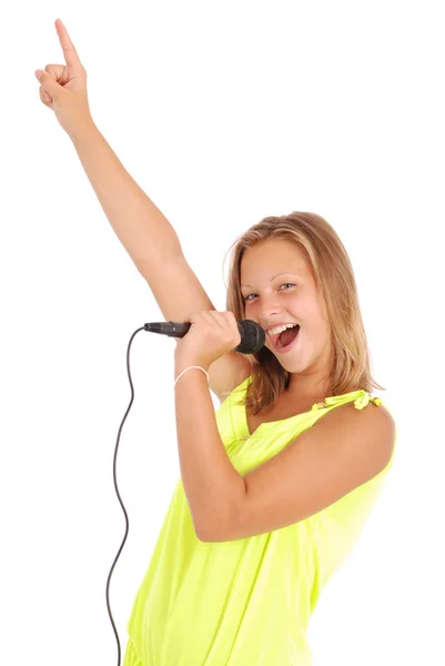 Щаслива молода красива дівчина співає з мікрофоном — стокове фото