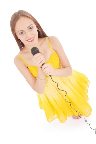 Feliz joven hermosa chica cantando con micrófono — Foto de Stock