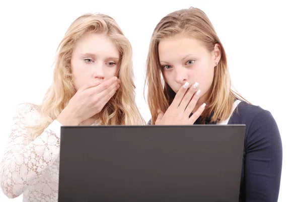 Duas meninas chocadas usando laptop — Fotografia de Stock