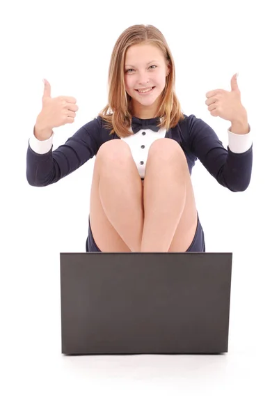 Student szczęśliwy nastolatkę z laptopa trzyma kciuka — Zdjęcie stockowe