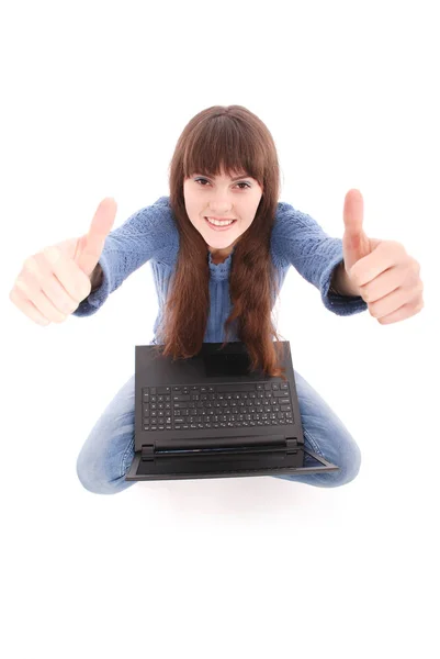 Chica del ordenador portátil feliz dando pulgares hacia arriba signo de éxito sentado en el ordenador PC — Foto de Stock