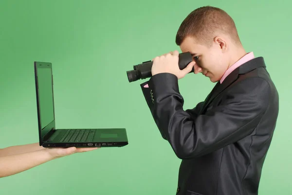 Uomo in completo nero con un computer portatile — Foto Stock