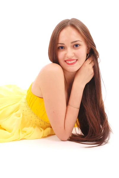 Vacker kvinna med brunt hår i elegant gul klänning — Stockfoto