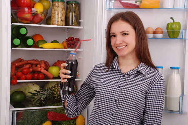 Jong meisje bedrijf cola — Stockfoto