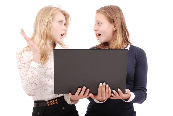 Dos chicas impactadas usando laptop — Foto de Stock