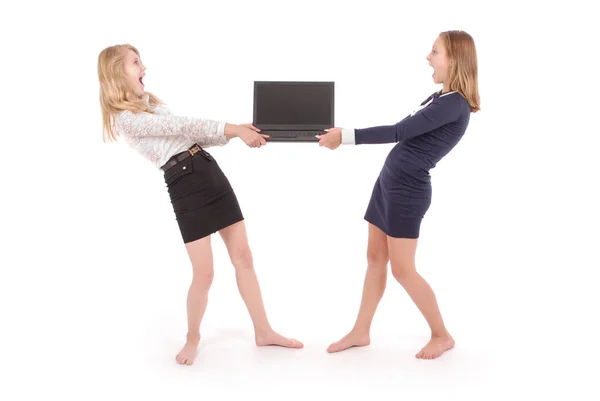 Dizüstü bilgisayar kullanan iki genç kız — Stok fotoğraf
