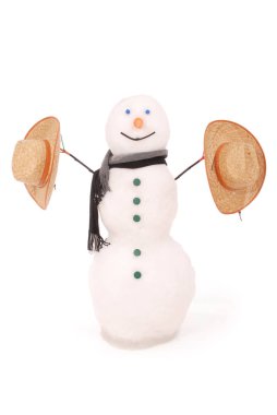 Eşarp ve iki kovboy şapkası ile beyaz kardan adam. 