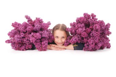 Çekici kız elinde Lila ile beyaz yerde yatarken