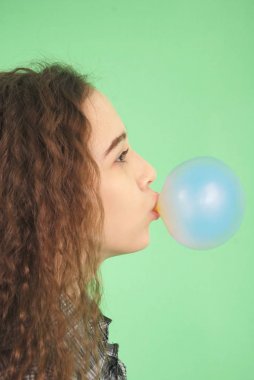 Bubblegum bir balon üfleme kız