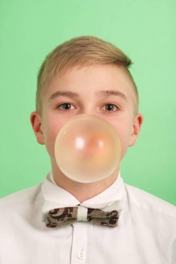 Bubblegum bir balon üfleme çocuk. 