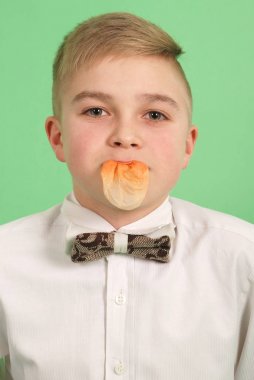 Bubblegum bir balon üfleme çocuk