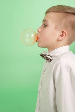 Bubblegum bir balon üfleme çocuk