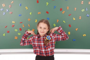 Kız okul yönetim kurulu önünde duruyor