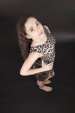 Uzun dalgalı saçlı güzel kız..