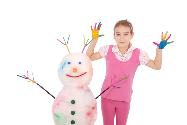 Hermosa chica con las manos en la pintura de color muñeco de nieve con cuernos de colores y manos — Foto de Stock