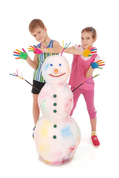 Hermoso niño y niña con las manos en la pintura de color muñeco de nieve con cuernos de colores y manos — Foto de Stock